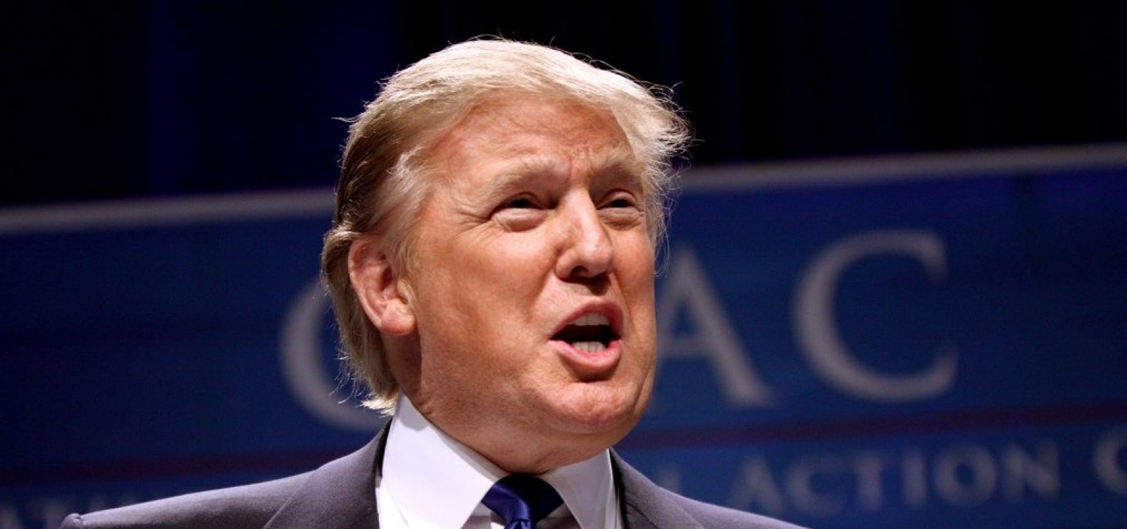 'Tenho total direito de me perdoar', diz Trump sobre inferferência da Rússia na campanha