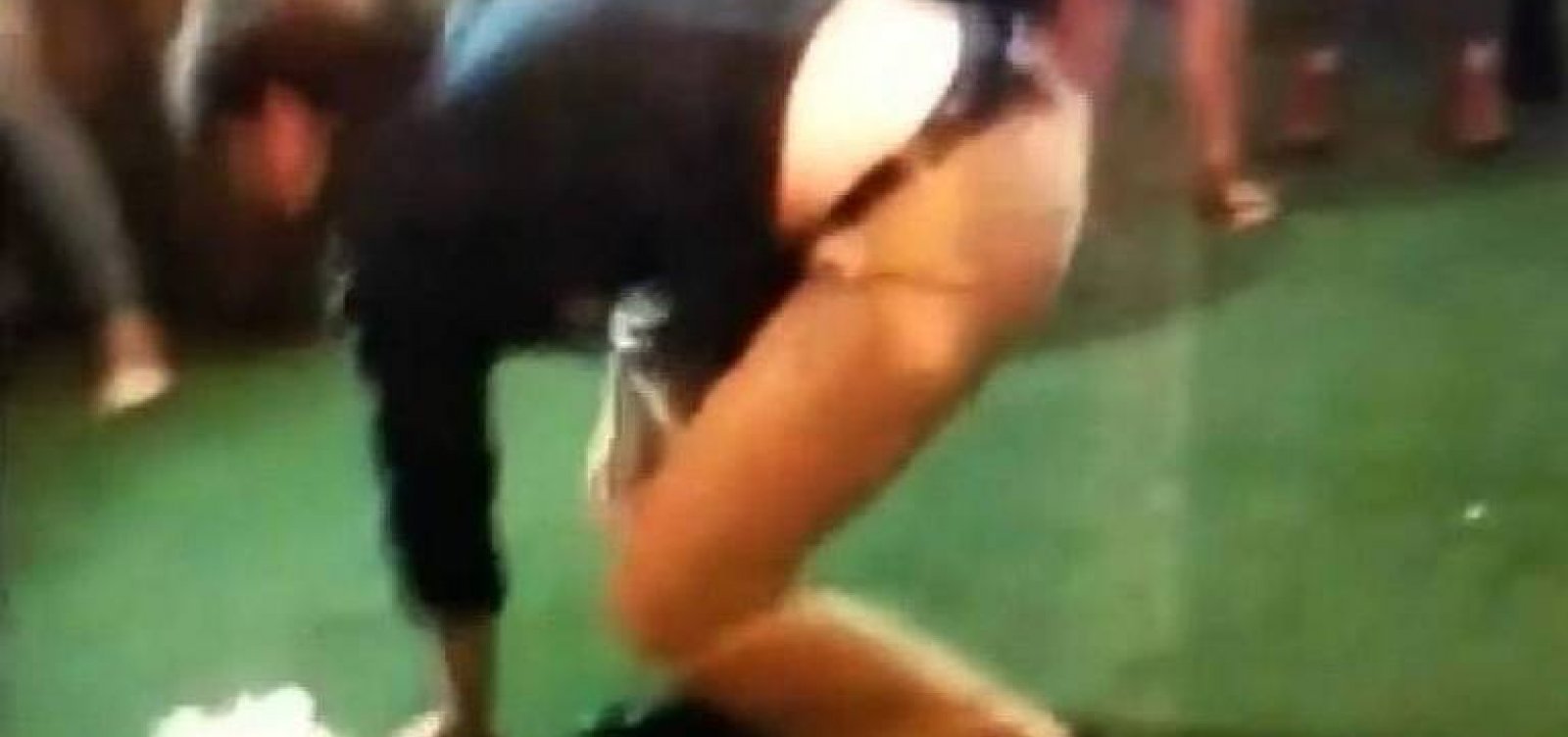 Agente do FBI dá salto mortal e dispara arma acidentalmente