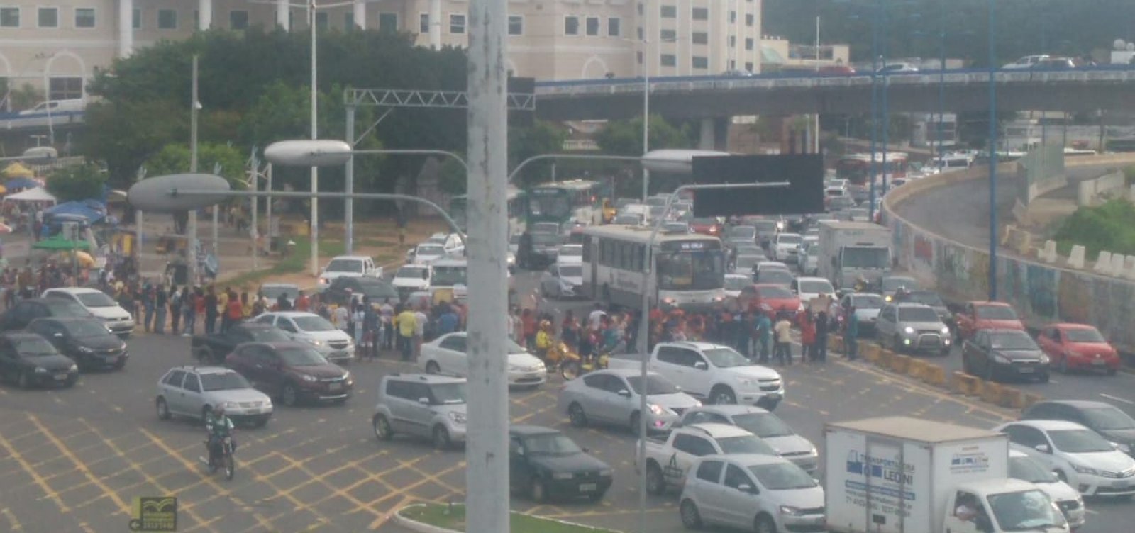 Manifestantes bloqueiam trânsito em frente ao Shopping da Bahia