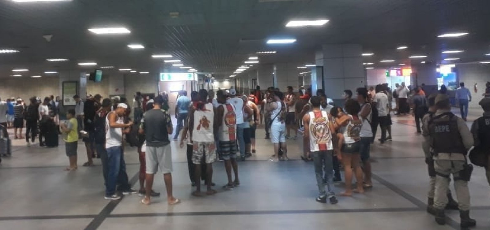 Torcedores do Vitória protestam e elenco deixa aeroporto pelos fundos