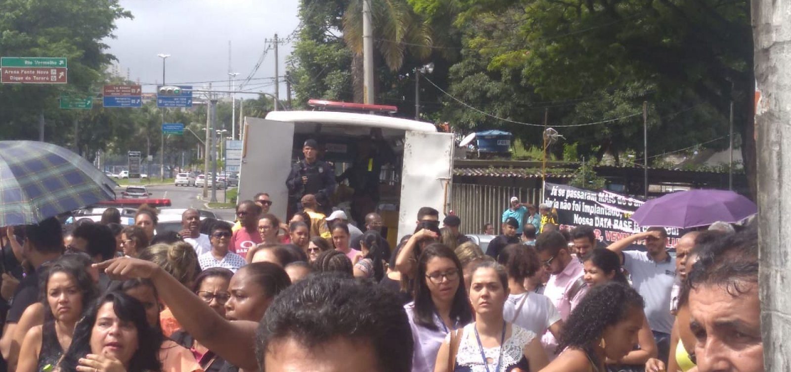 Prefeitura diz que foi 'pega de surpresa' e afirma que negociação com servidores continua