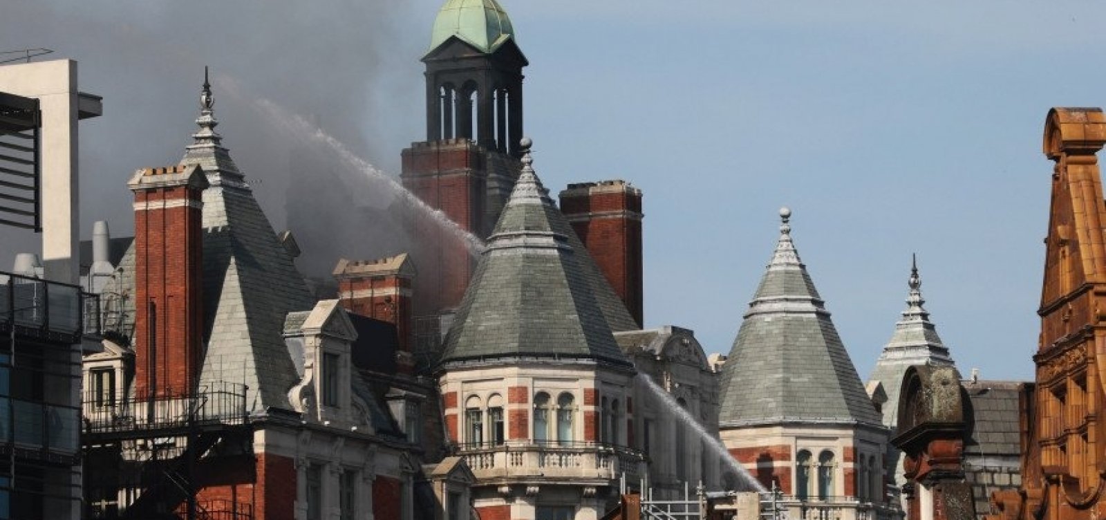 Incêndio consome hotel de luxo em Londres