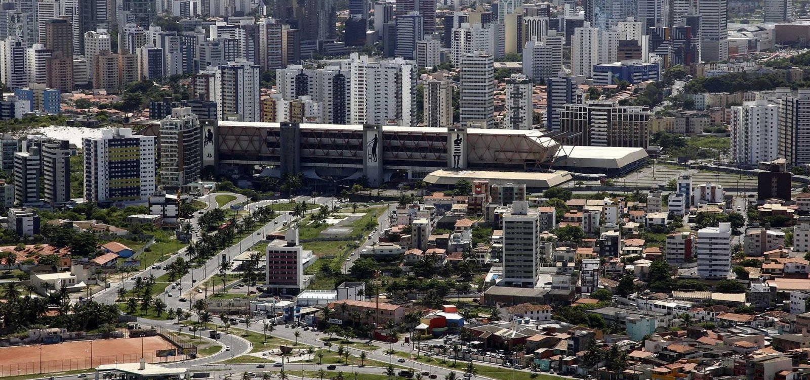 Há quase dois meses governo promete licitação para definir destino do Centro de Convenções