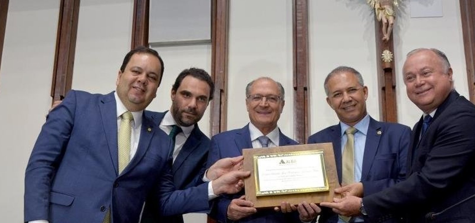 Alckmin recebe titulo de cidadão baiano, critica Bolsonaro e defende ACM Neto