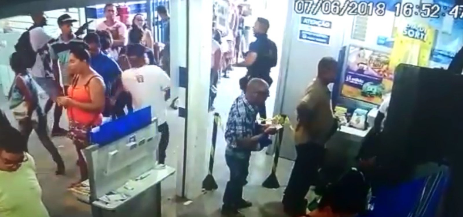 Funcionários de carro-forte são assaltados dentro de lotérica lotada no subúrbio