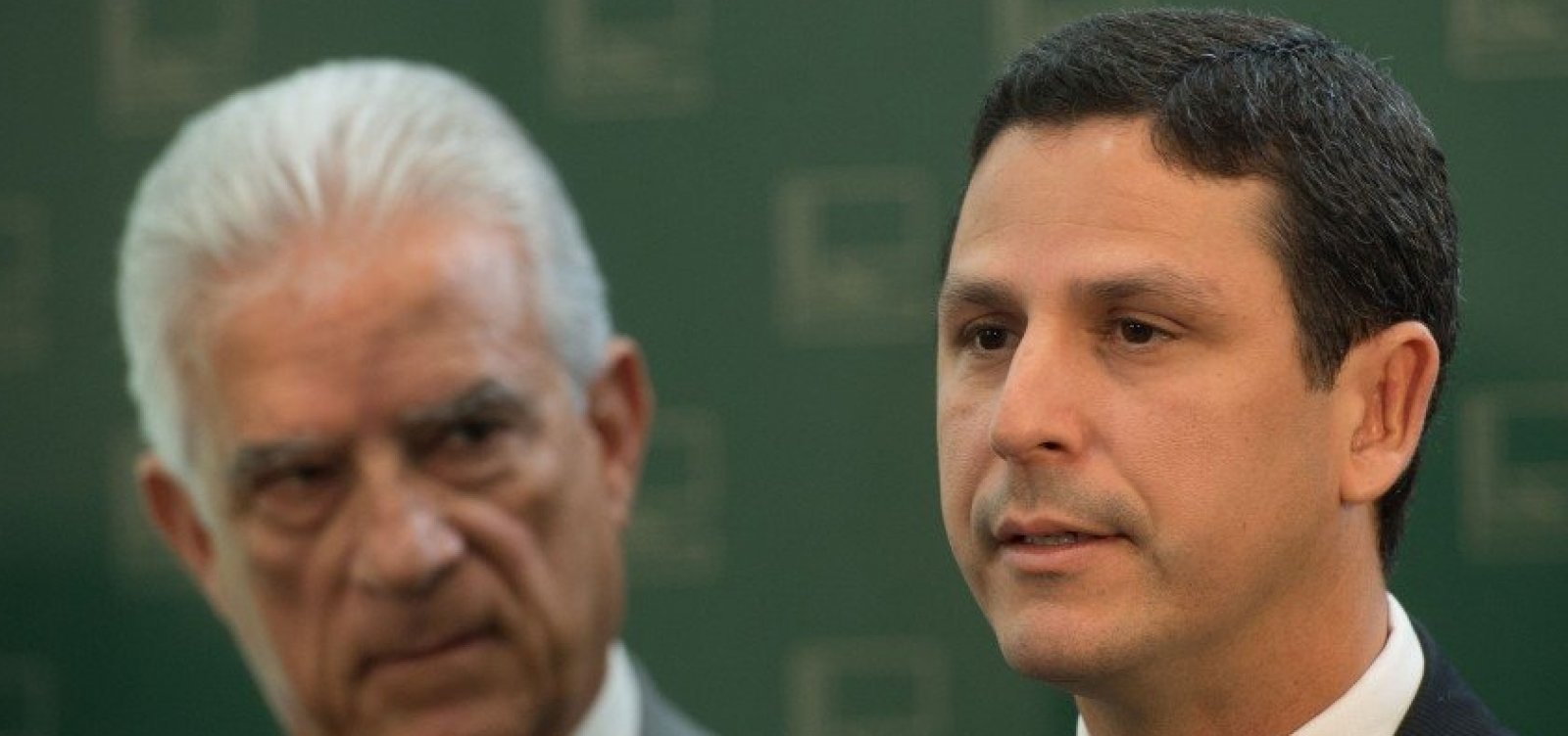 Relator restringe casos em que servidores recebem gratificações acima do teto