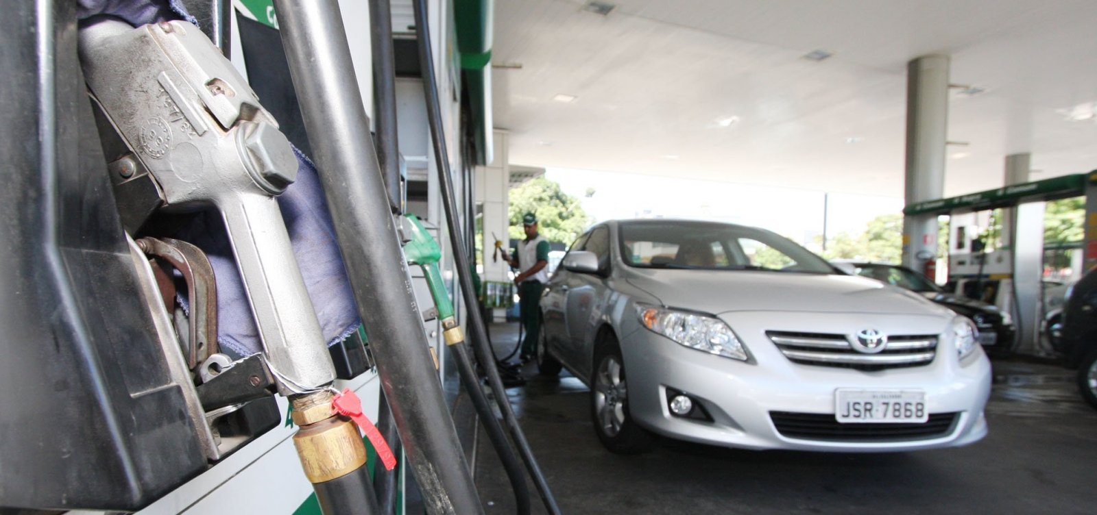 Petrobras anuncia redução no preço da gasolina nas refinarias