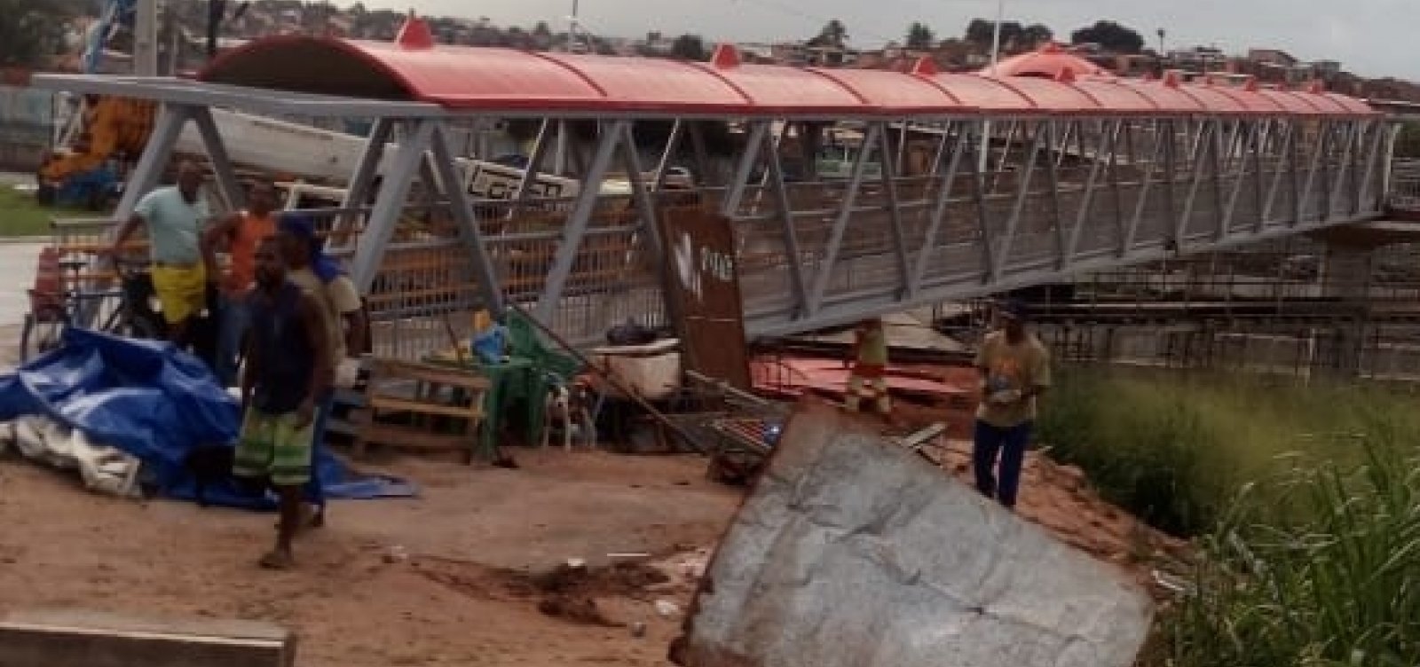Após denúncia à Metrópole, prefeitura remove invasão sob passarela em Stella Maris