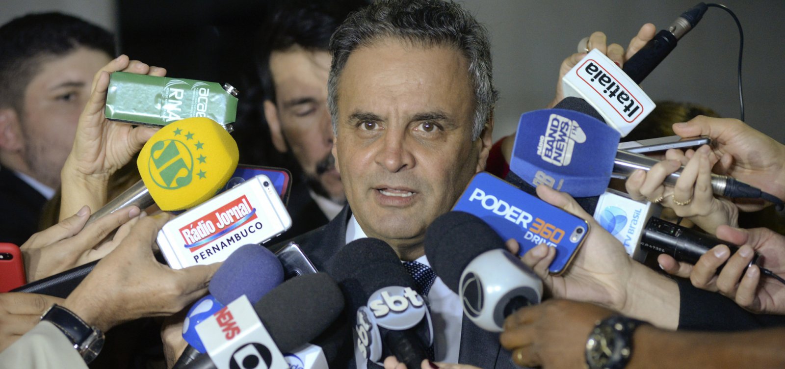 Barroso e Weber votam por bloquear R$ 1,6 mi de Aécio, mas julgamento é adiado