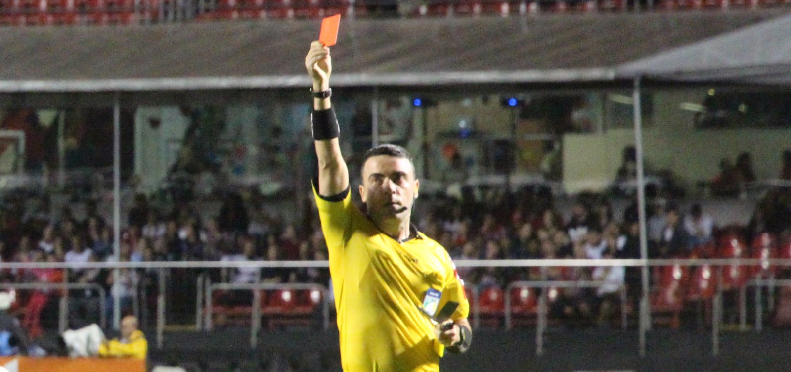 Vitória vai à CBF contra árbitro após erros em derrota para o São Paulo