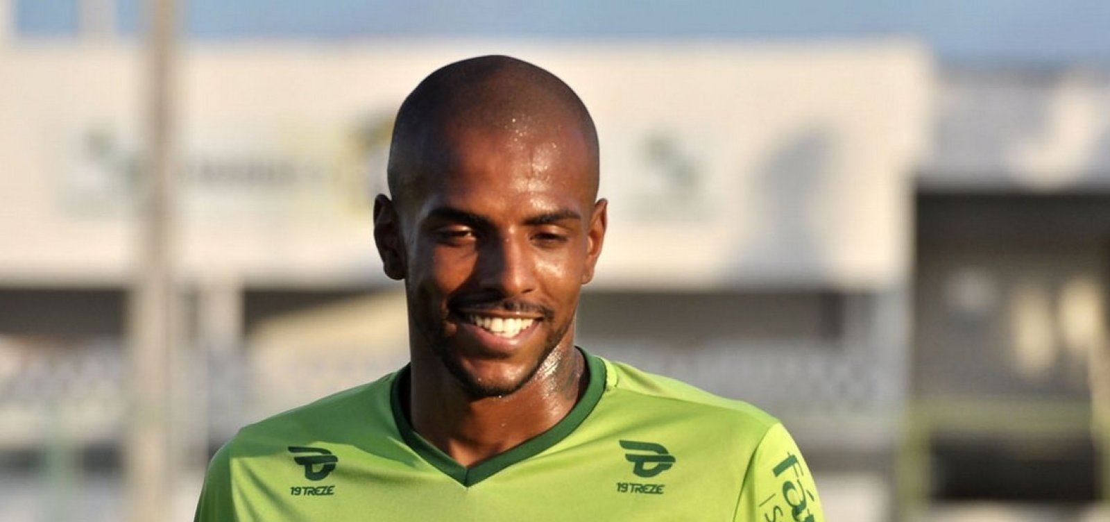 Zagueiro chega a Salvador para assinar com o Vitória