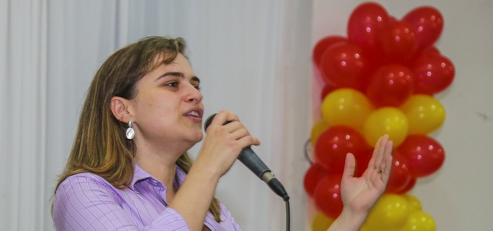 Neta de Miguel Arraes tenta manter candidatura ao governo de Pernambuco