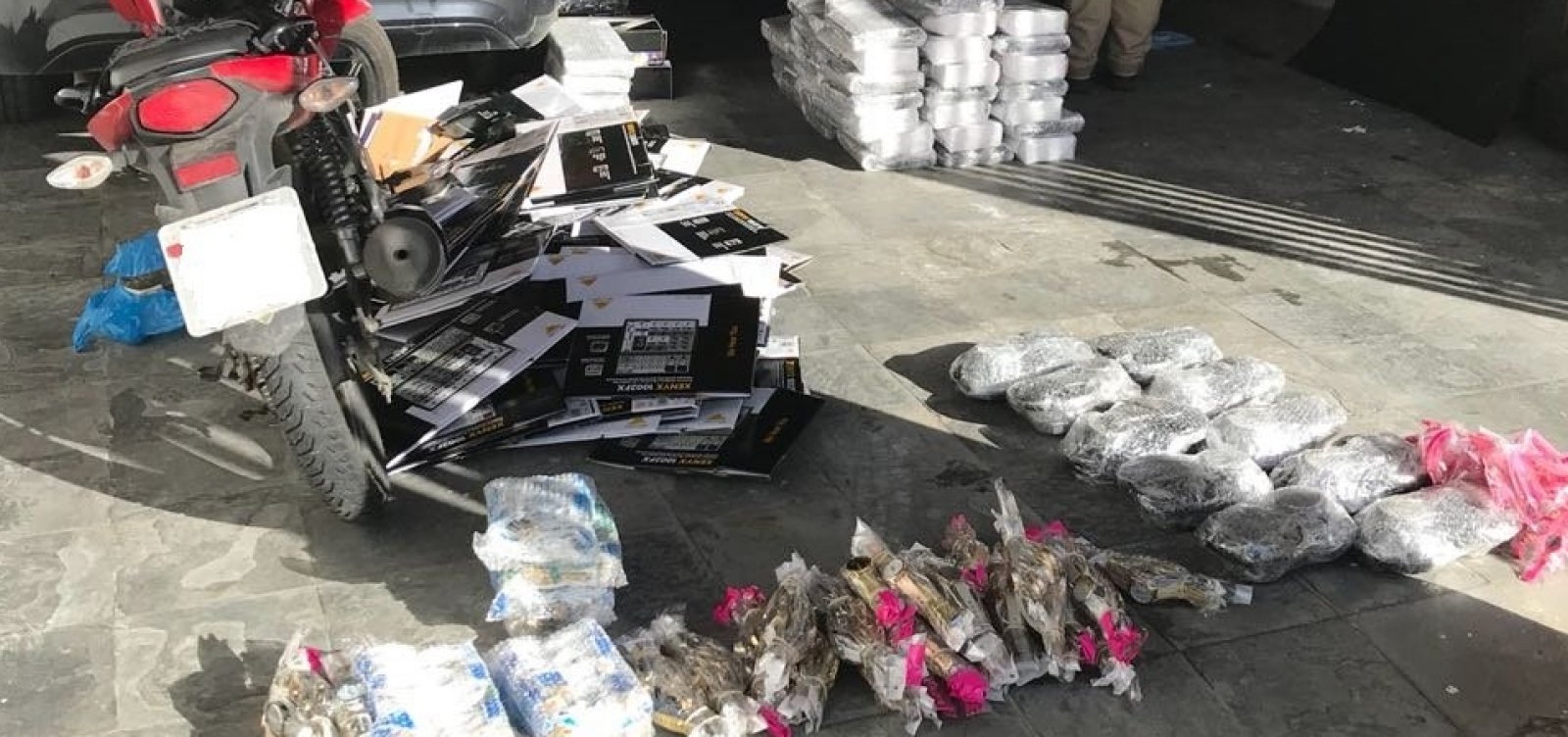 Polícia apreende mercadorias contrabandeadas em Feira de Santana