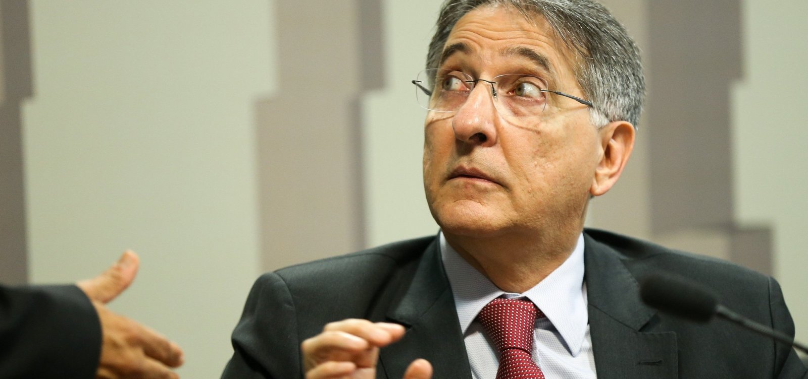 Governador de Minas continua desaparecido para a Justiça