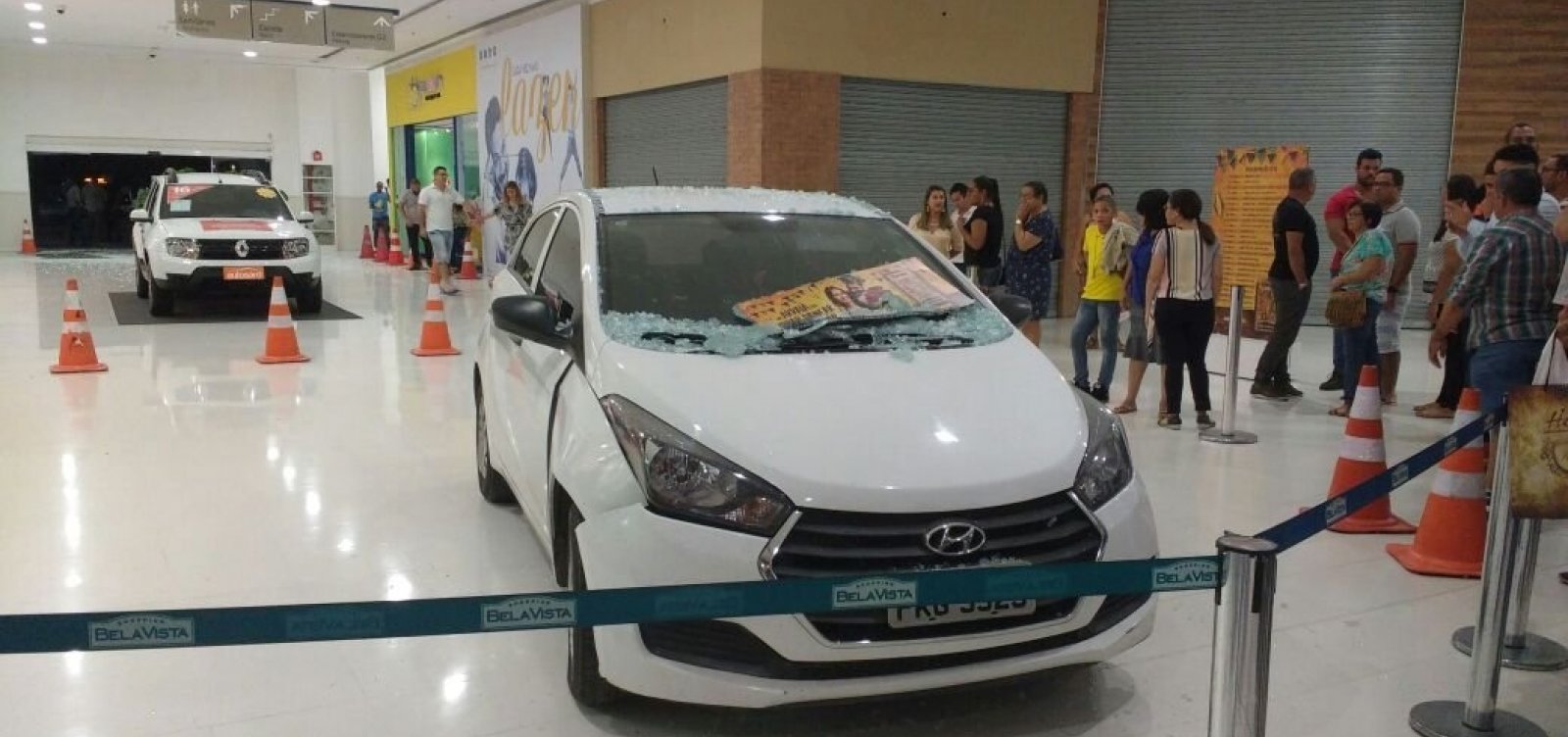 Cliente invade shopping com veículo para escapar de assalto; fotos