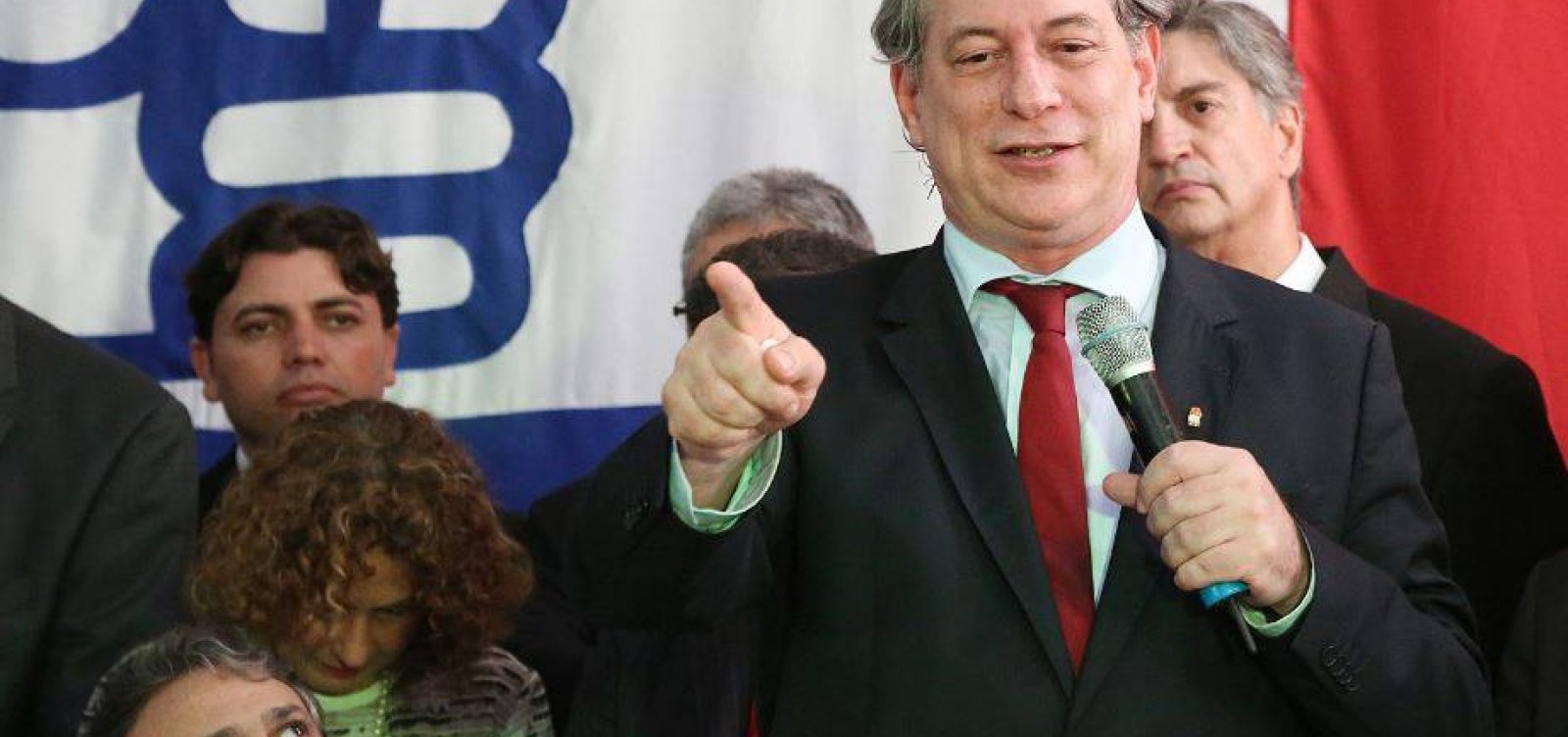 Flerte da centro-direita com Ciro faz passe de Bolsonaro subir entre militares