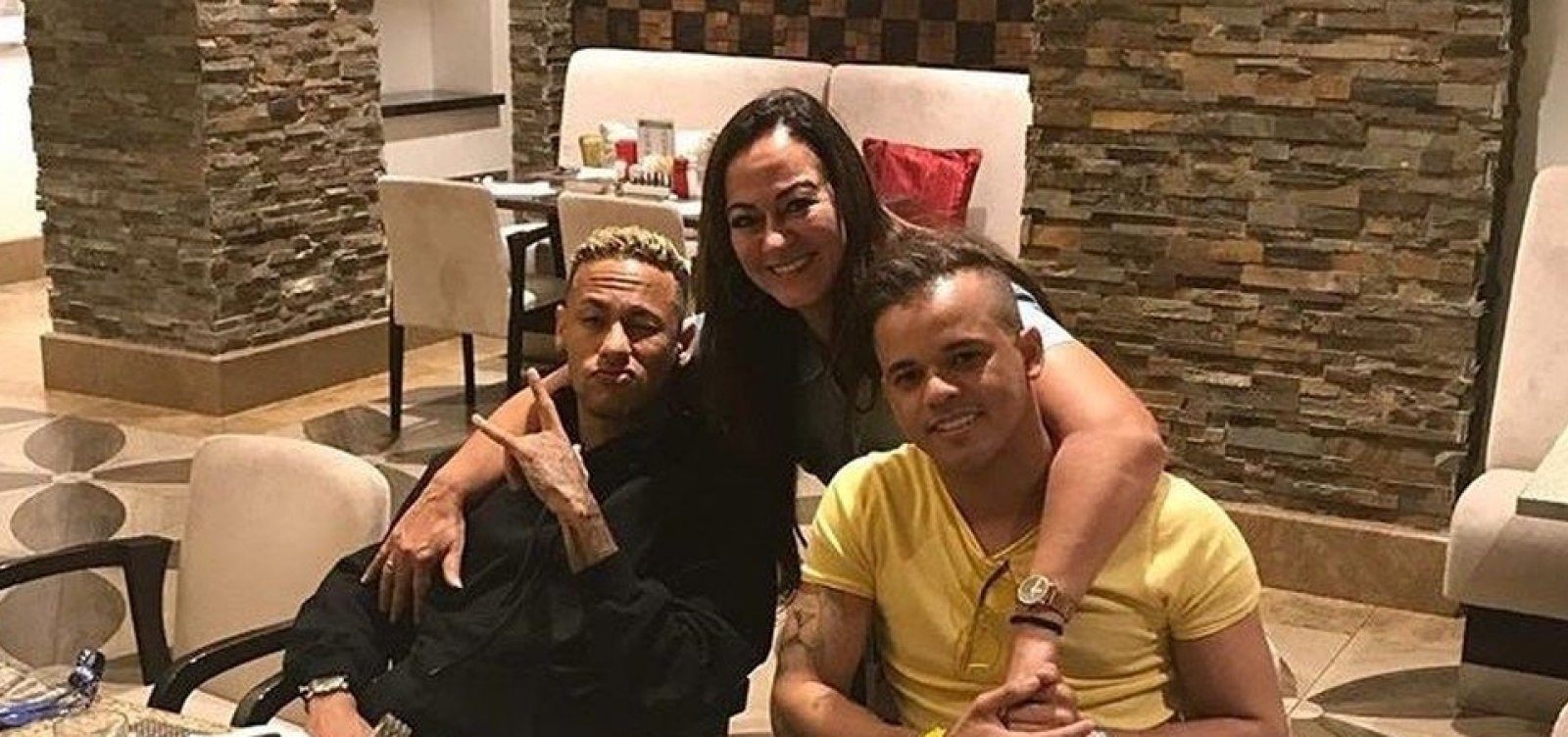 Após estreia na Copa, Neymar corta o cabelo e muda visual de novo