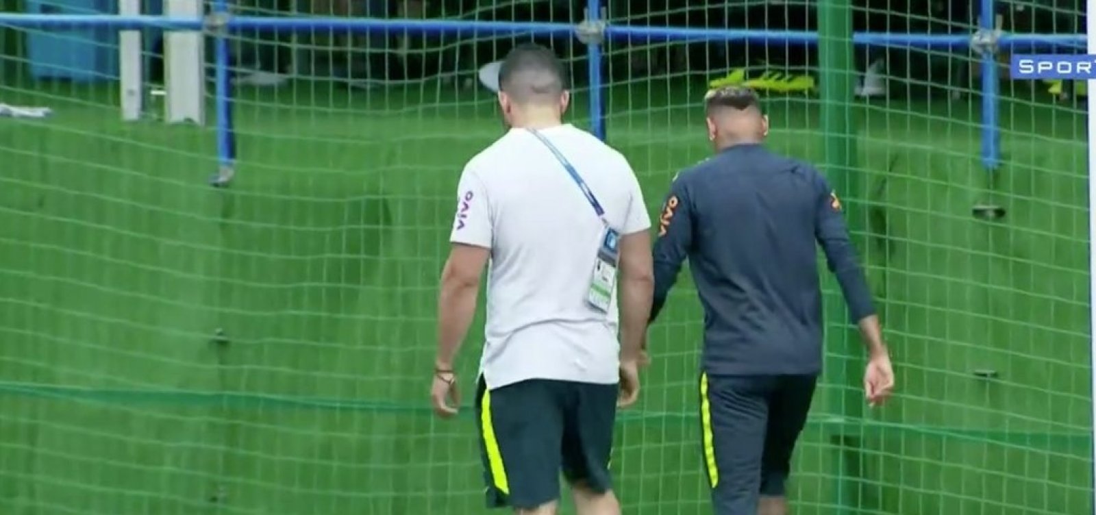 Neymar deixa treino mancando após sentir dores no pé direito