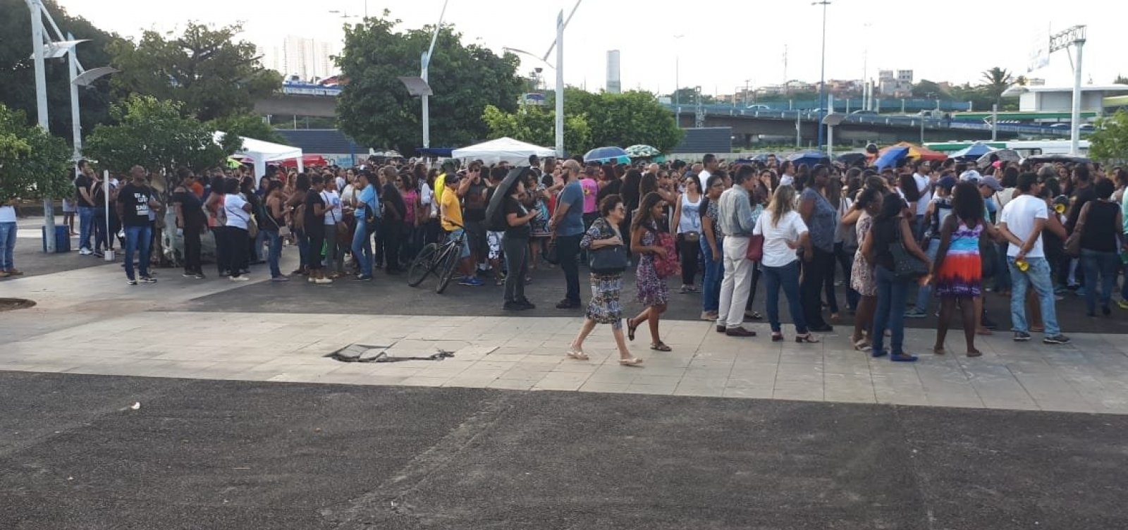 Servidores municipais realizam protesto na região do Iguatemi