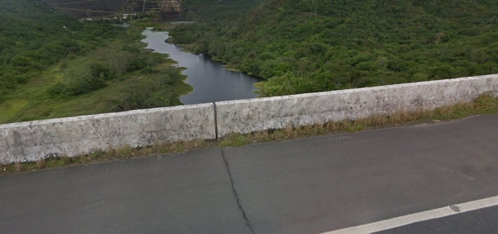 Rachadura em rodovia de Cachoeira preocupa motoristas, mas DNIT nega risco