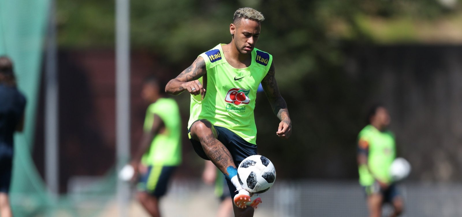 Para abafar futebol capenga, CBF quer Neymar com visual diferente a cada jogo, diz colunista
