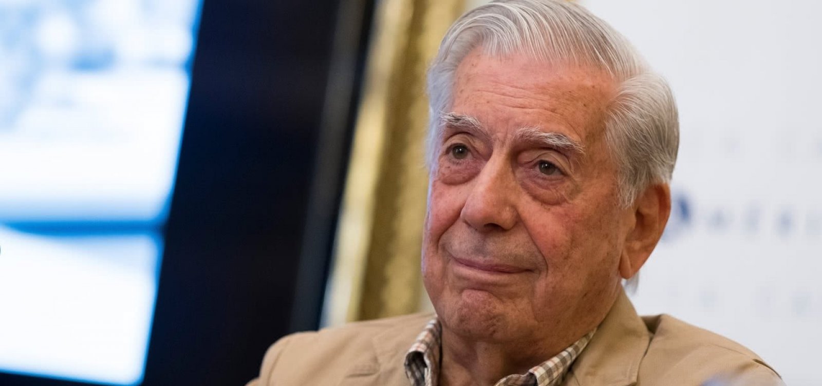 Mario Vargas Llosa é internado após sofrer queda