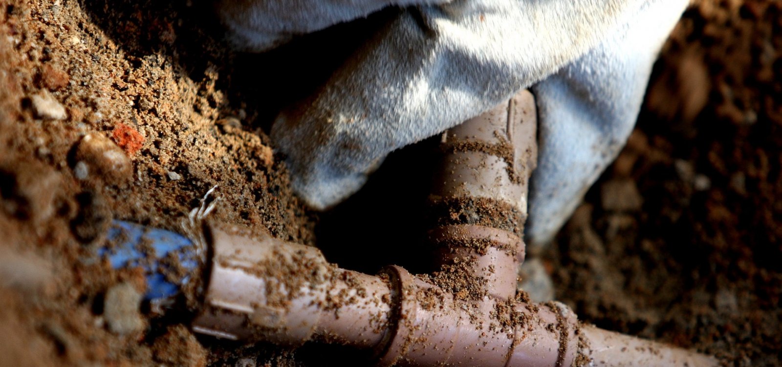 Hotel é flagrado com 'gato' de água dentro da tubulação de esgoto
