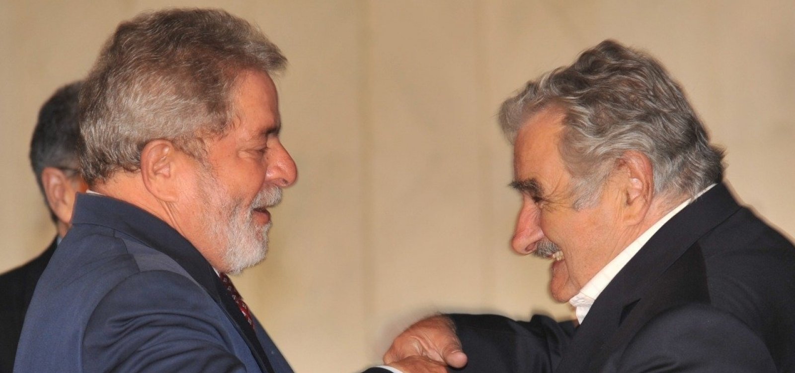 Mujica visita Lula e conta que discutiram América Latina