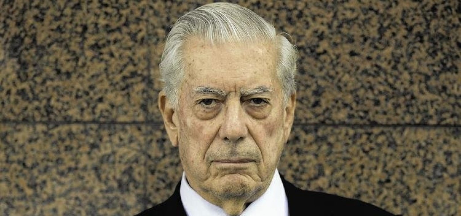 Mario Vargas Llosa recebe alta do hospital