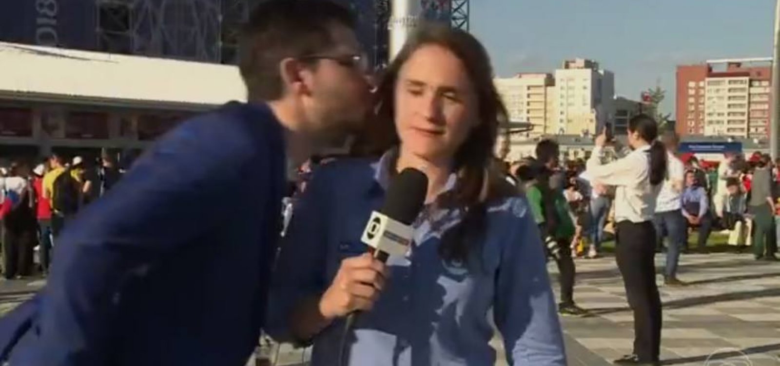 Veja; Repórter da Globo é assediada ao vivo na Rússia: 'Me sinto indefesa'