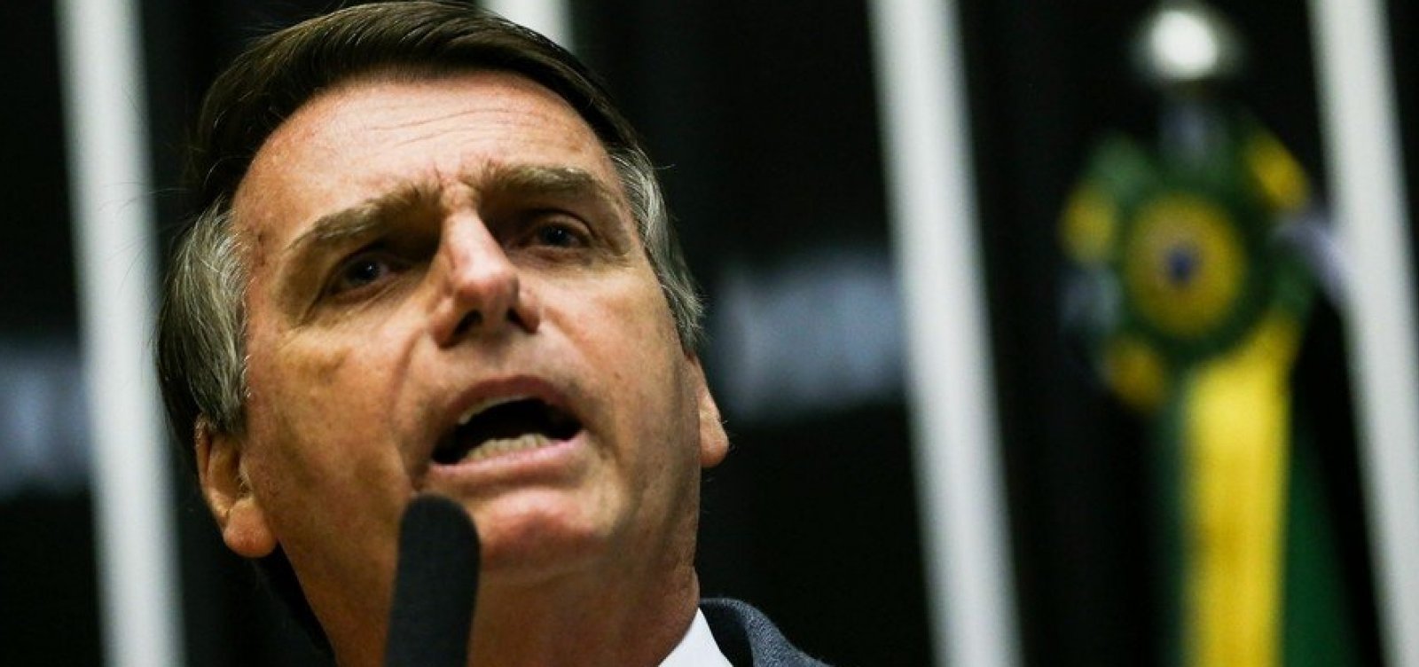Com medo de atentado, Bolsonaro chega a usar colete à prova de balas