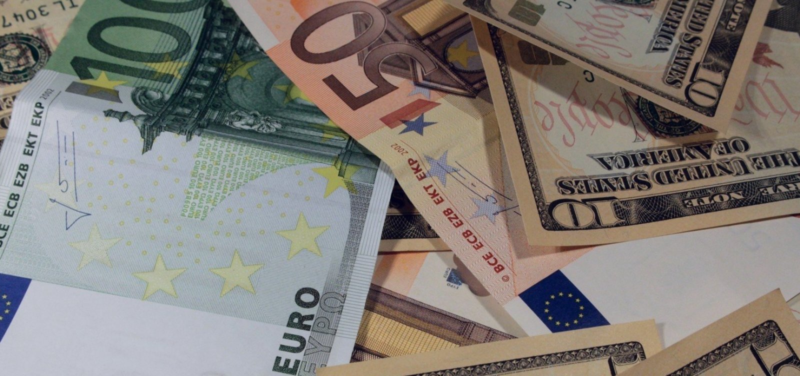 Apesar da alta do dólar, gastos dos brasileiros no exterior crescem 5% em maio