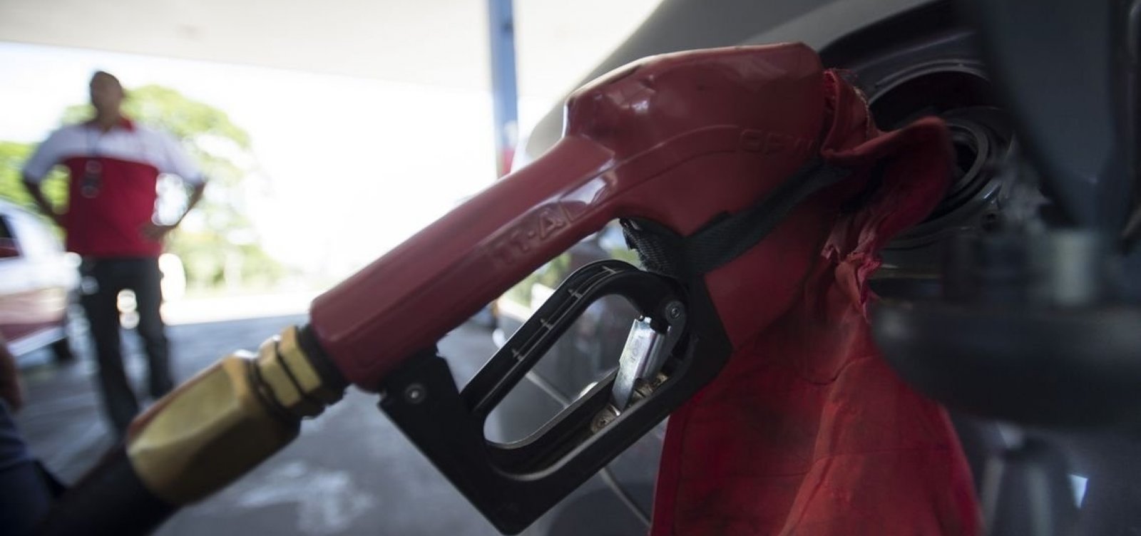 Três semanas após governo anunciar redução, preço do diesel cai R$ 0,43