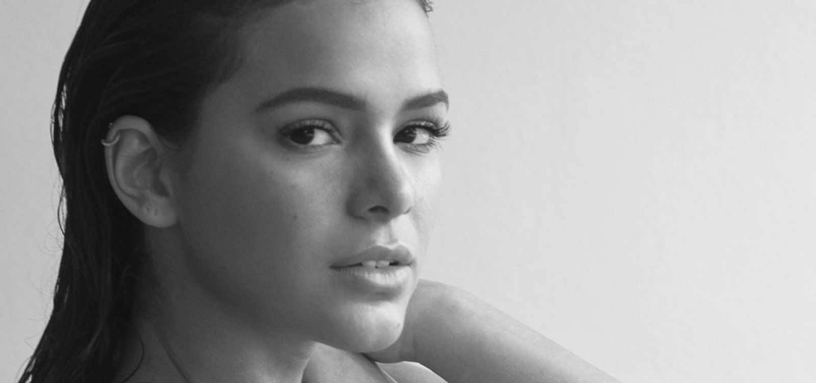 Bruna Marquezine surge de topless em ensaio publicado por fotógrafa; Veja!  - Metro 1