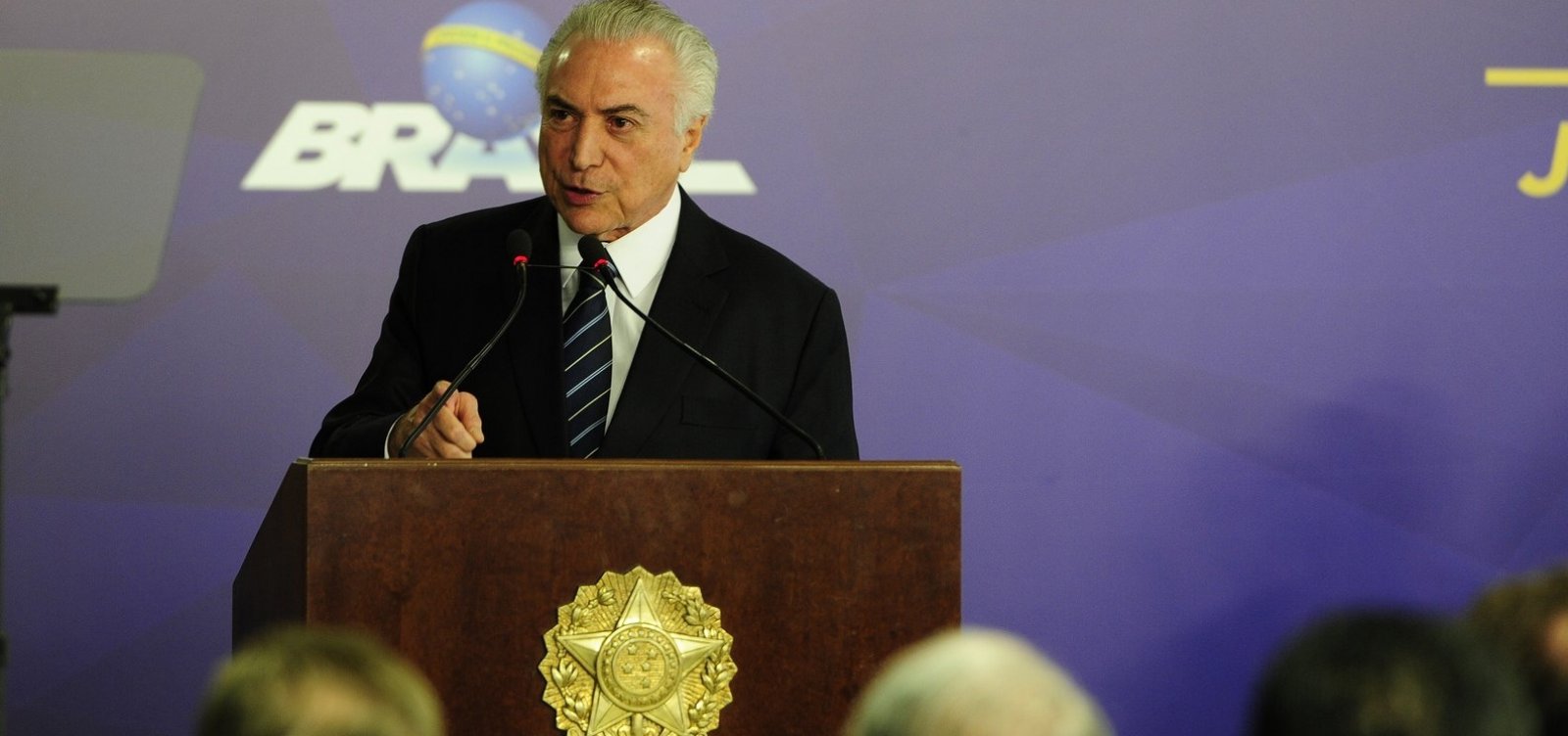 Temer vai tentar socorrer editoras de livros em crise