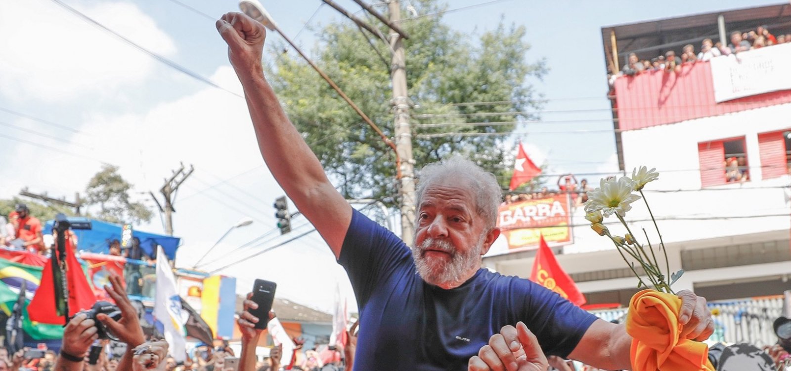 Resistência de Lula a prisão domiciliar pode complicar sua situação, diz coluna