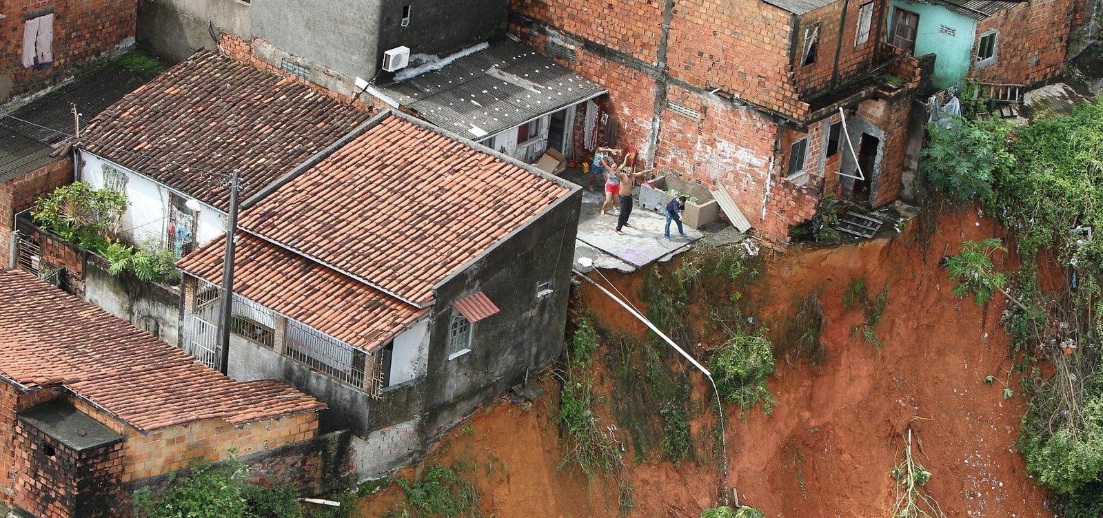 Salvador é a cidade com mais moradores em áreas de risco de desabamento, diz IBGE