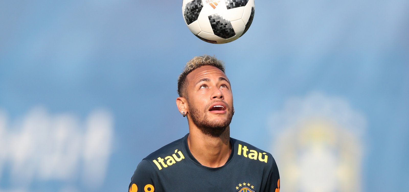 Para Maradona, Neymar é 'fenômeno', mas precisa esquecer as simulações