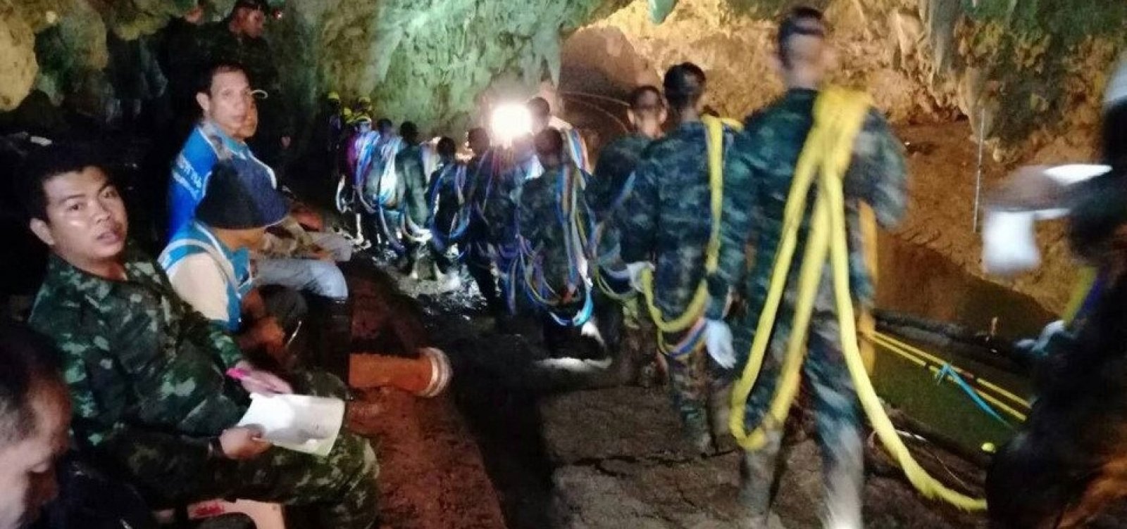 Jovens e treinador desaparecidos na Tailândia são encontrados com 'sinais de vida'