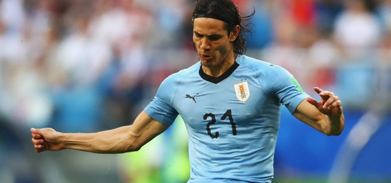 Exame constata lesão muscular de Cavani; presença em jogo contra a França é incerta