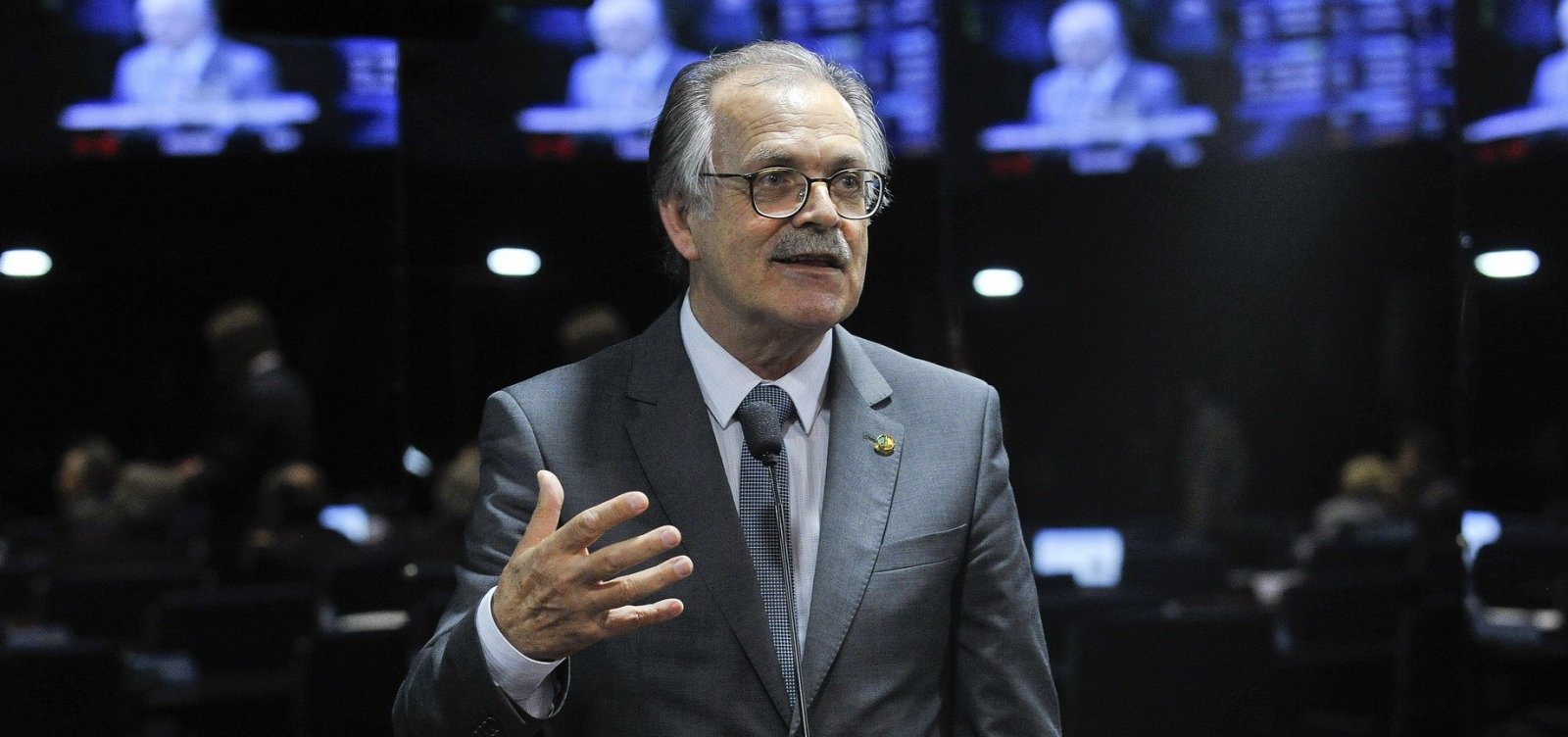 Projeto de lei congela salário de servidores, diz jornal