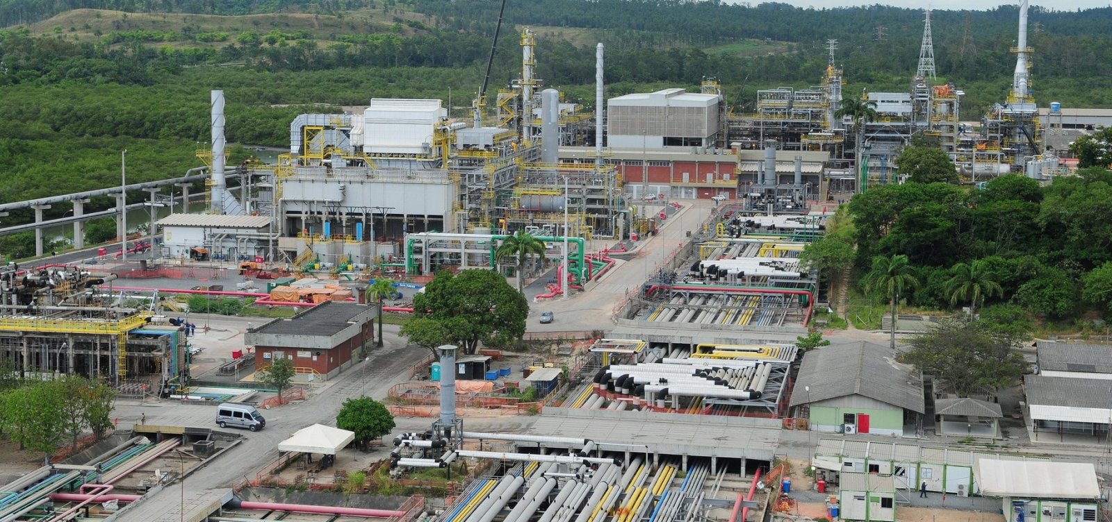 Petrobras anuncia suspensão de venda de ações da refinaria Landulpho Alves