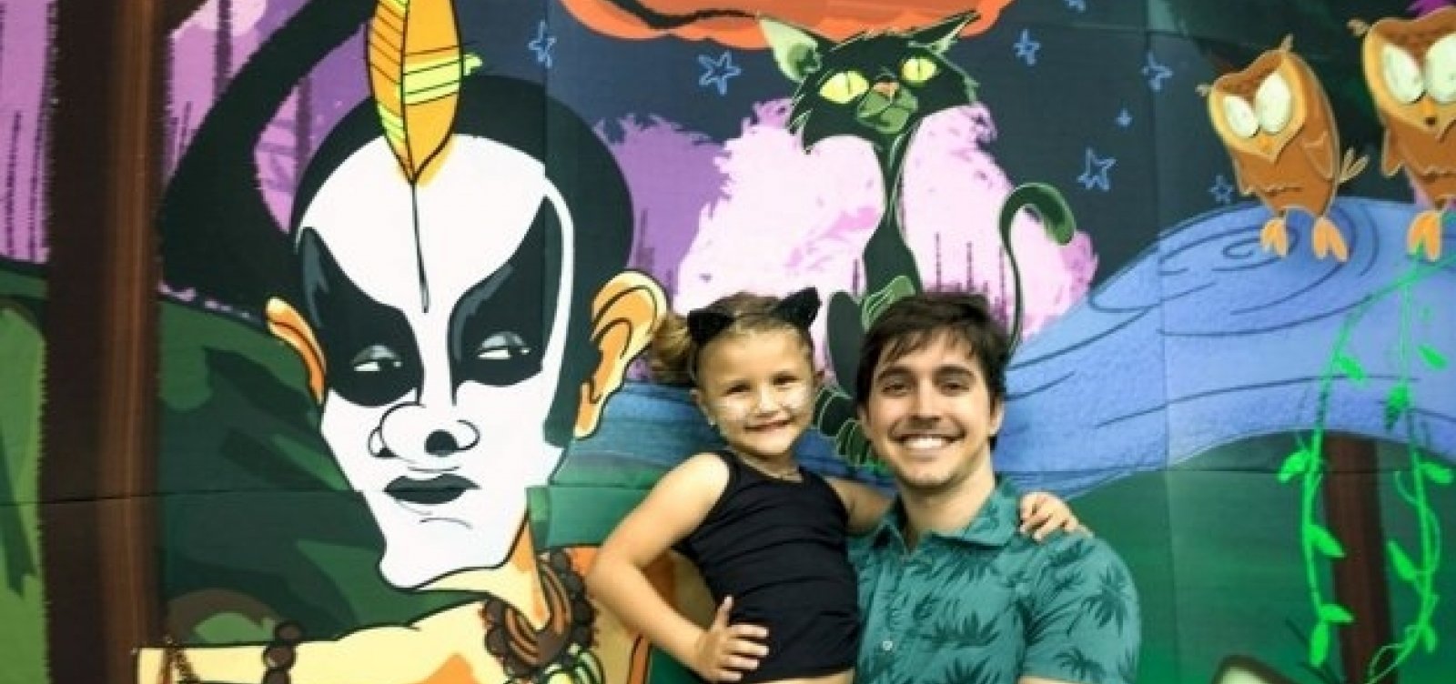 Menina de 5 anos faz aniversário com o tema 'Ney Matogrosso' e viraliza
