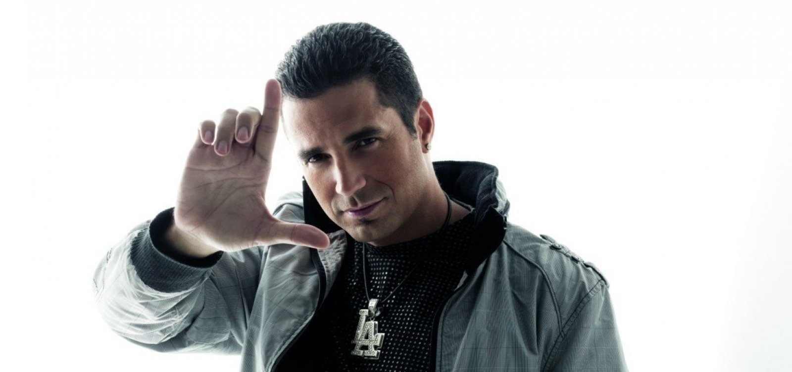 Latino tem nova prisão decretada por dever pensão a filho