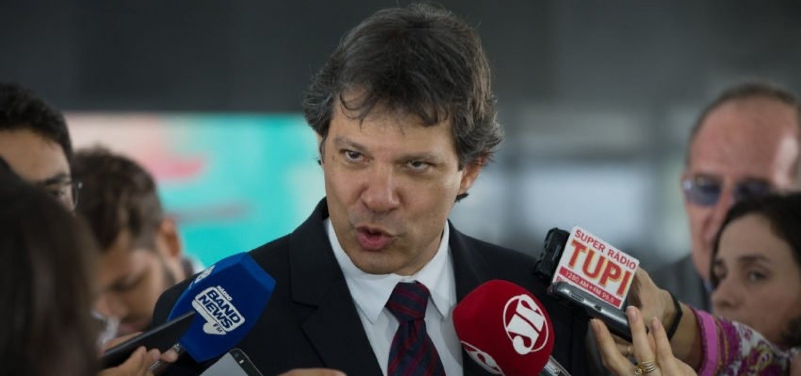 Haddad fecha estratégia para inscrição de Lula na eleição amanhã