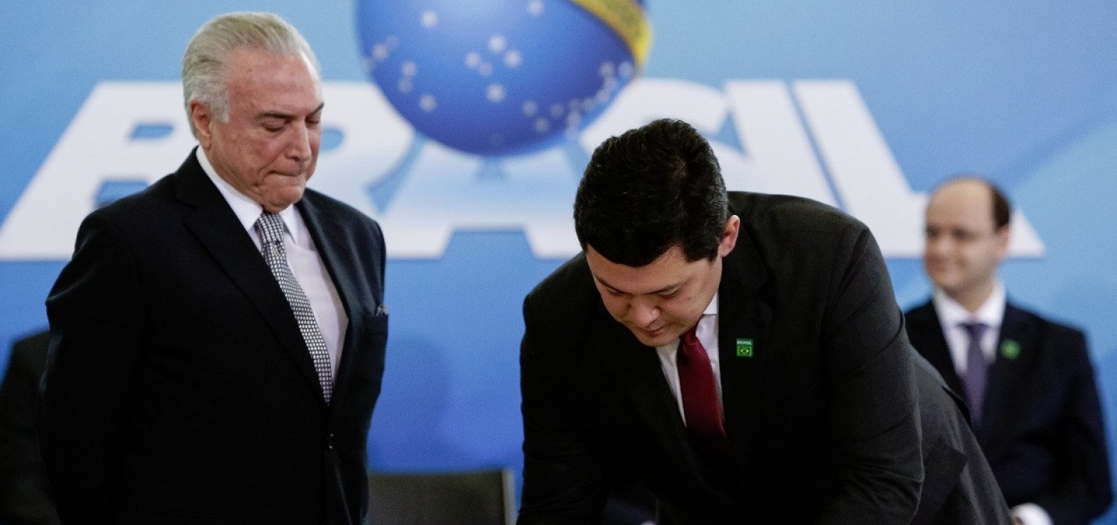 Ministro do Trabalho pede demissão após ser afastado por suspeita de corrupção