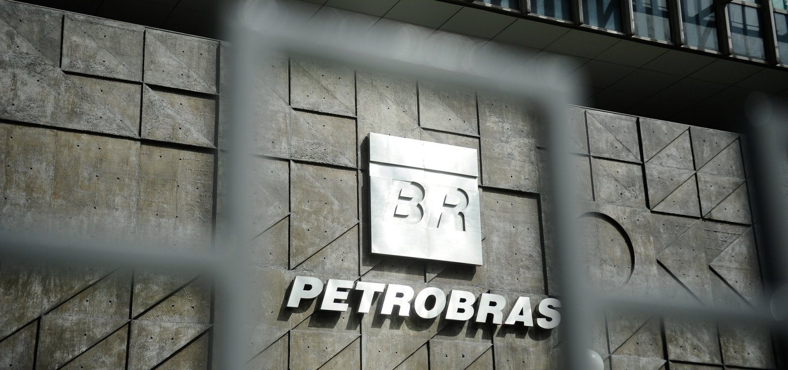 Justiça bloqueia quase US$ 1 bi do grupo SBM por desvios em contratos com a Petrobras