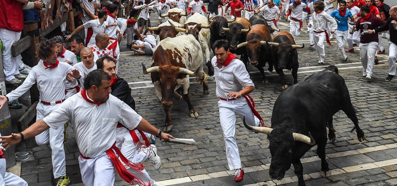 Corrida de touros tradicional na Espanha deixa seis feridos e lota as ruas  de cidade