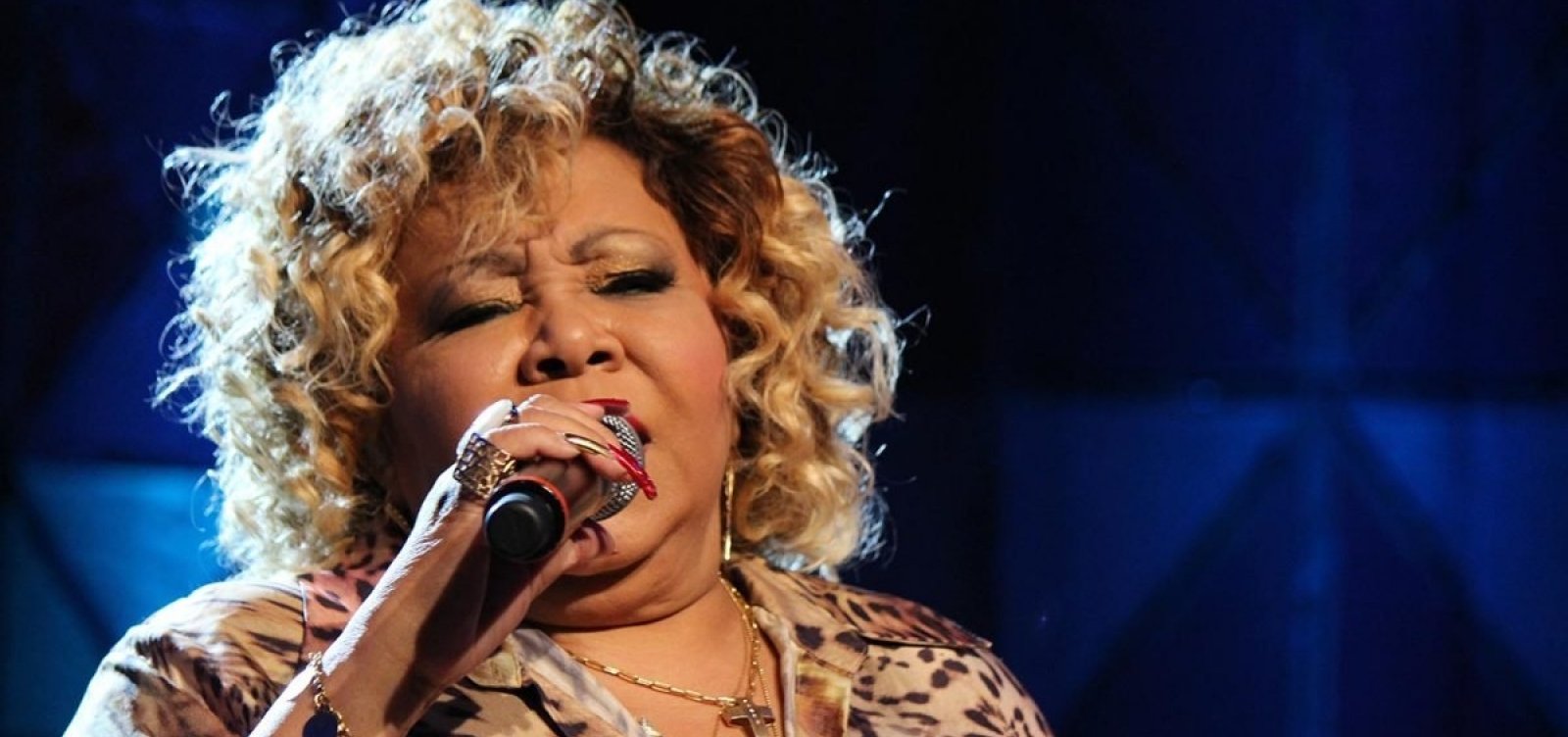 'Feliz da vida', diz Alcione em vídeo gravado após alta