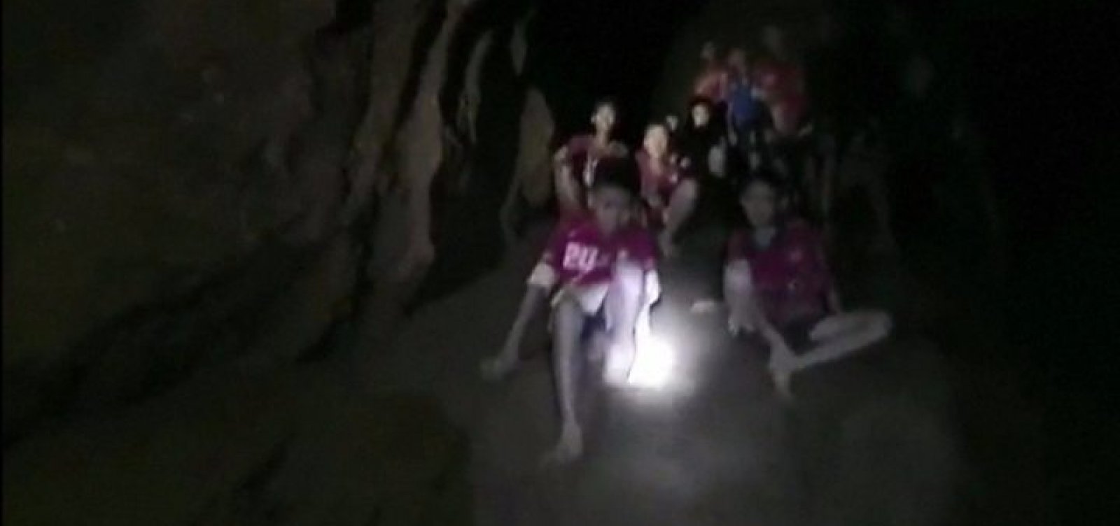 Resgate de grupo que ficou preso em caverna começa na Tailândia 